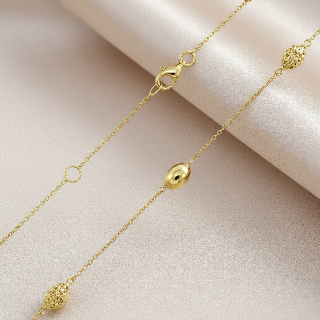 Detailansicht der Goldkette mit Karabinerverschluss und ovalen Gliedern

