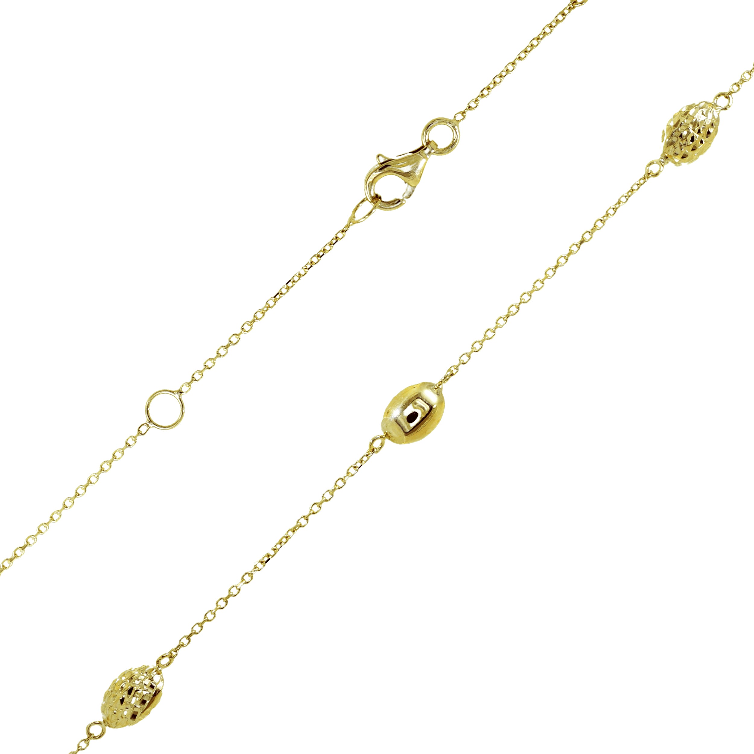 Detailansicht der Goldkette mit Karabinerverschluss und ovalen Gliedern

