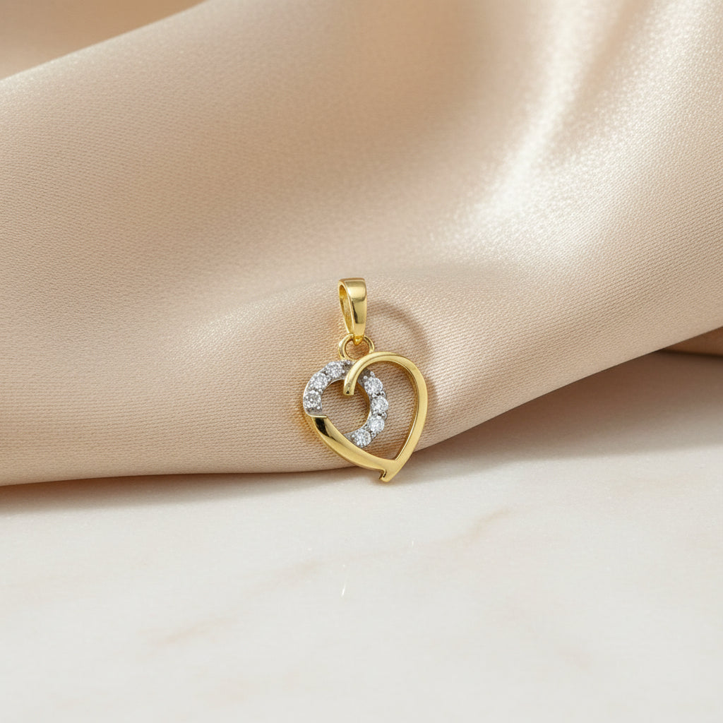 Herzanhänger in Gelbgold mit asymmetrischem Design und funkelnden Zirkonia-Steinen

