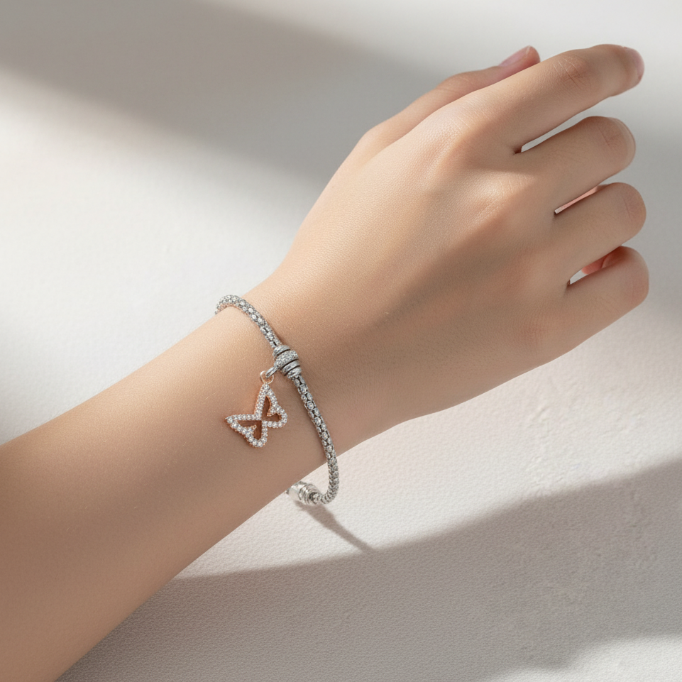 Gros plan – Bracelet en argent 925 avec pendentifs papillon et trèfle