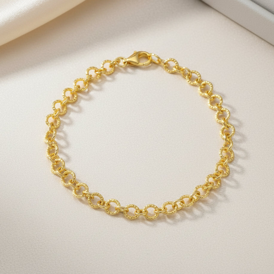 Vergoldetes Armband aus 925er Silber mit dicht aneinandergereihten, kleinen, strukturierten Rundgliedern und Karabinerverschluss.