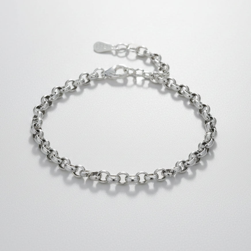 Armband aus rhodiniertem 925er Silber mit gleichmäßigen, rundlichen Kettengliedern und Karabinerverschluss.