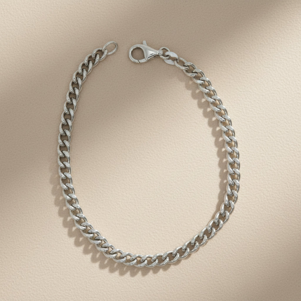 Armband aus rhodiniertem 925er Silber mit eng aneinander liegenden, massiven Panzerkettengliedern und Karabinerverschluss.