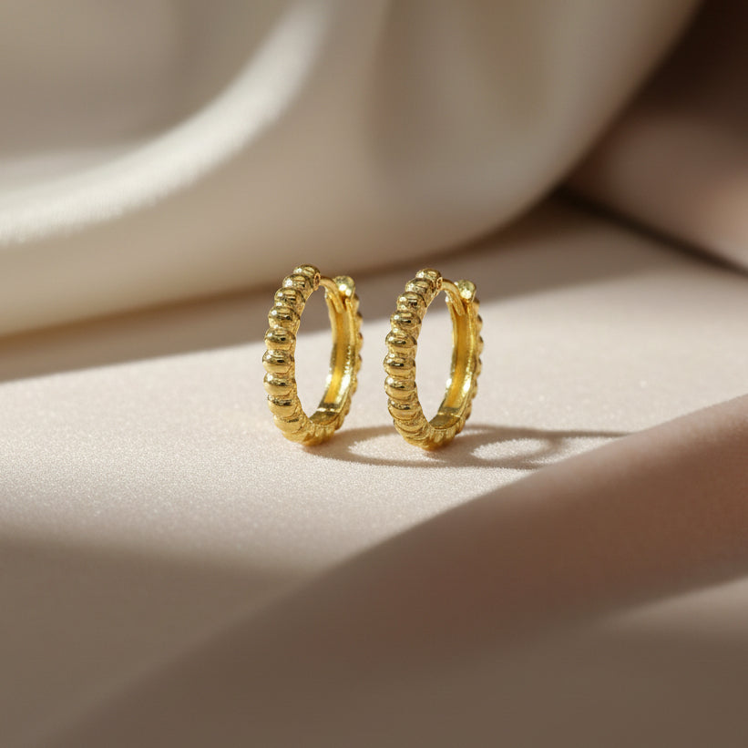 Kleine Creolen aus gelb vergoldetem 925er Silber mit umlaufender feiner Kugelstruktur im Bead-Design.