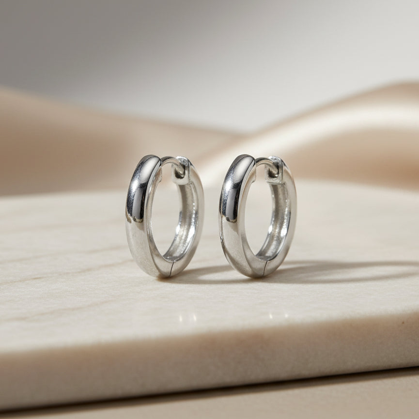 Schlichte, rundliche Creolen aus rhodiniertem 925er Silber mit glatter, glänzender Oberfläche.
