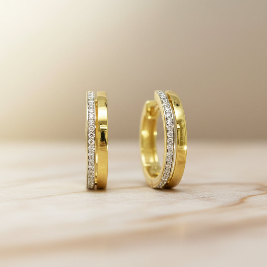 Paar Creolen aus Gelbgold mit durchgehender Brillantreihe (gesamt 0,09 ct), Frontalansicht.