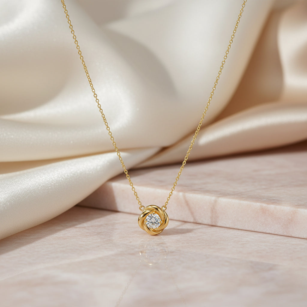 Feine Gelbgoldkette mit geflochtenem Zirkonia-Anhänger

