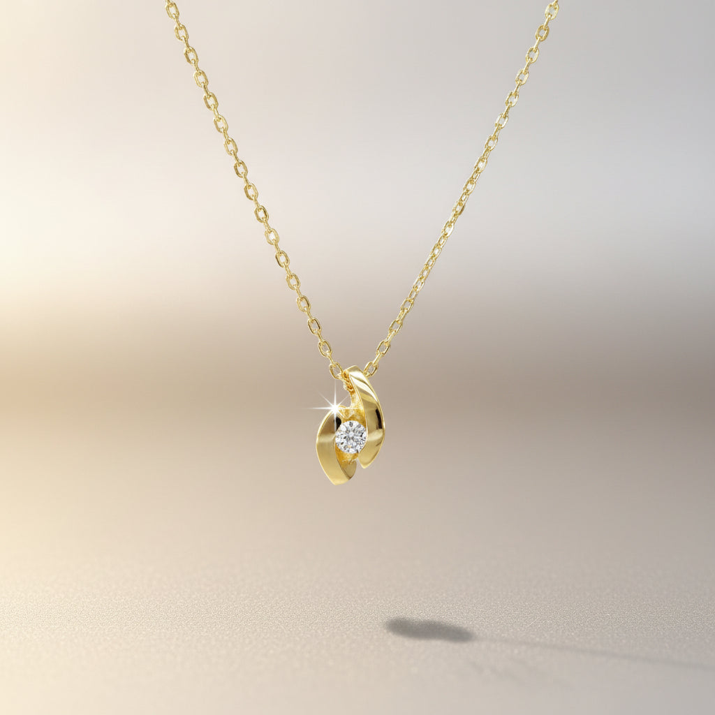 Detailansicht: Brillant-Anhänger in geschwungener Form an Kette aus 14 Karat Gold

