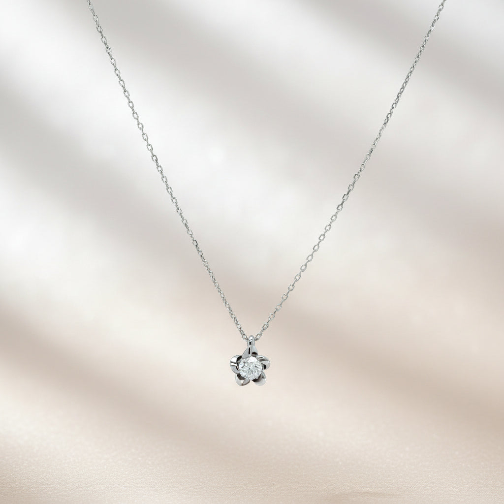 Kette mit Brillant-Anhänger in Blütenform aus 14 Karat Weissgold
