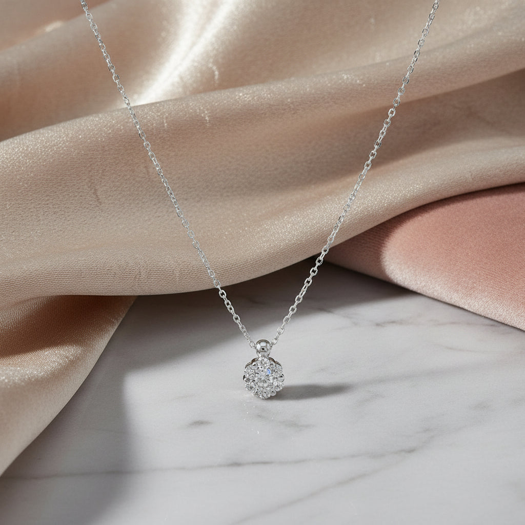 Feine Weißgoldkette mit rundem Anhänger, pavé-gefasst mit 0,16 ct Brillanten.