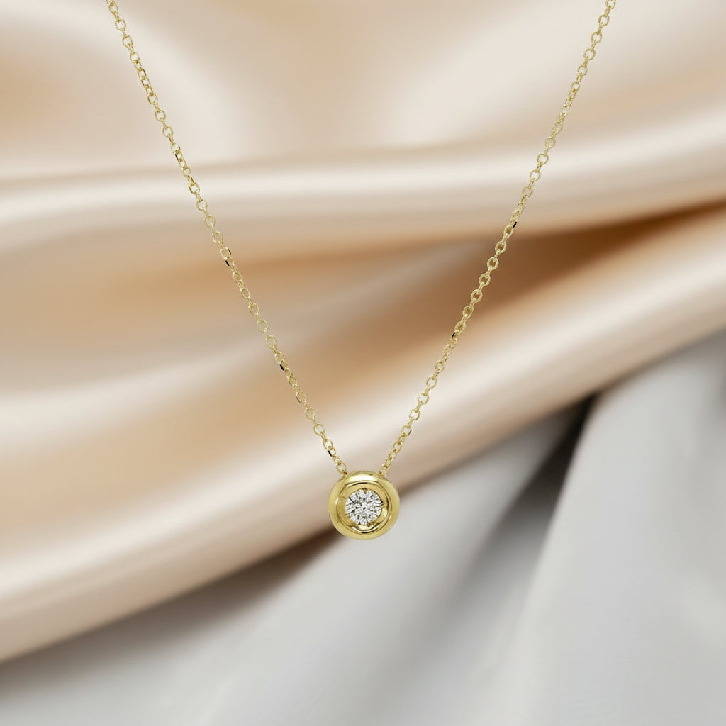Gelbgoldkette mit einem dezenten runden Anhänger, besetzt mit 0,12 ct Brillant.