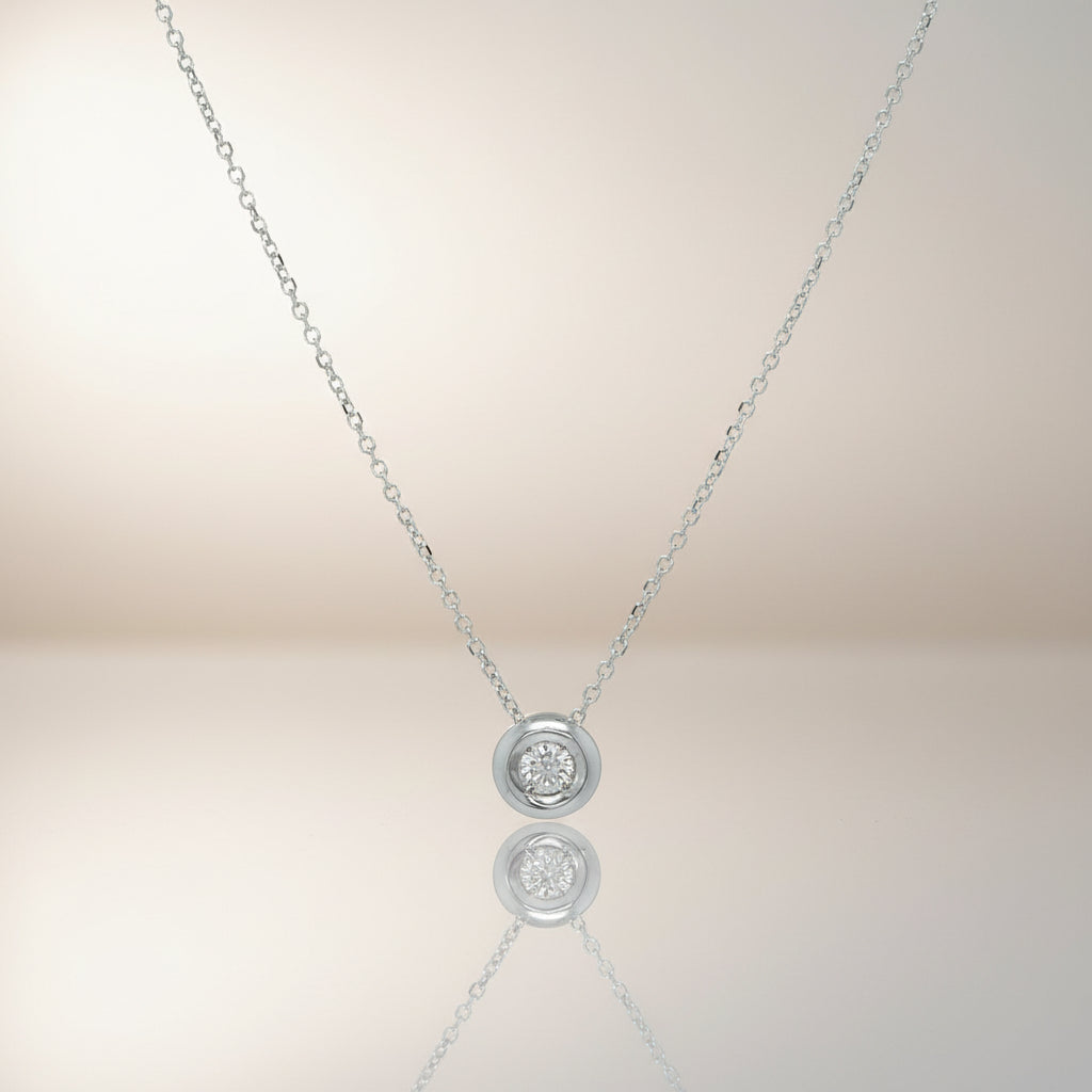 Schlichte Weißgoldkette mit rundem Anhänger, mittig ein 0,12 ct Brillantstein.​