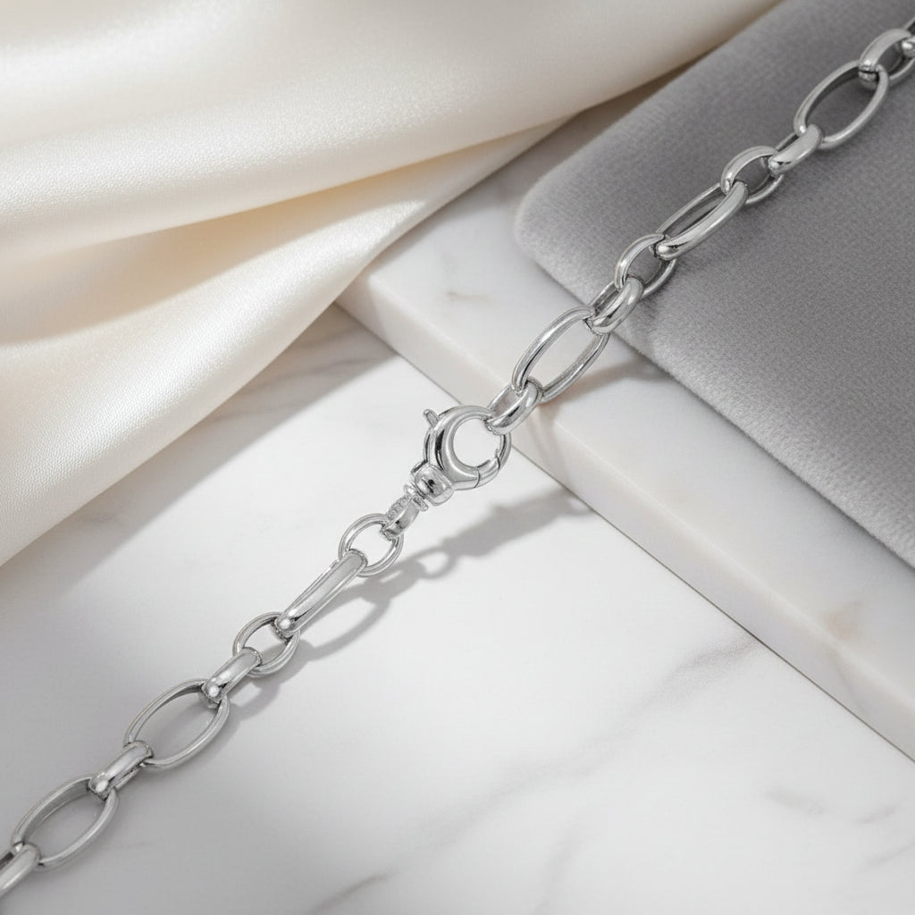 Silberkette mit länglichen Gliedern in schlichter, moderner Ausführung