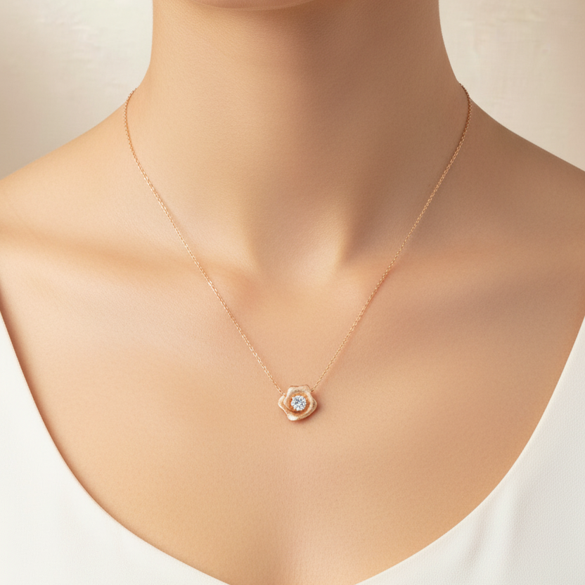 Primer plano – Collar de plata rosada con baño de oro, flor y circonitas