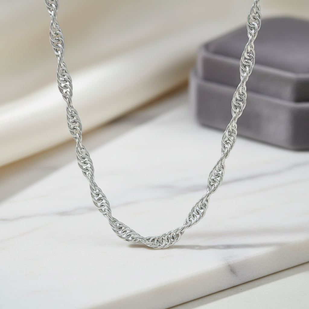 Kette aus rhodiniertem 925er Silber mit dicht gearbeiteter, leicht gedrehter Panzerstruktur.