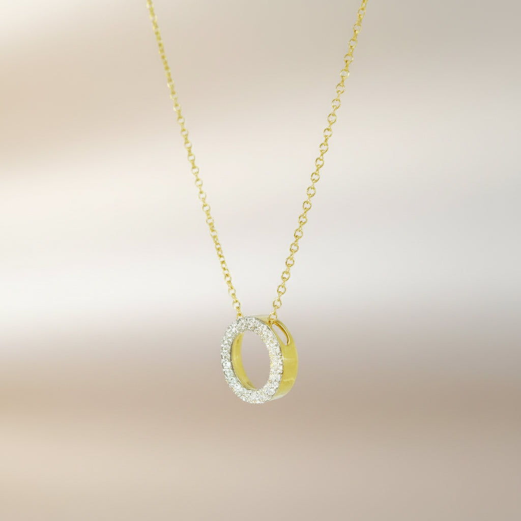 Kette K90 mit Brillantkreis-Anhänger aus Gelbgold, leicht von der Seite fotografiert.
