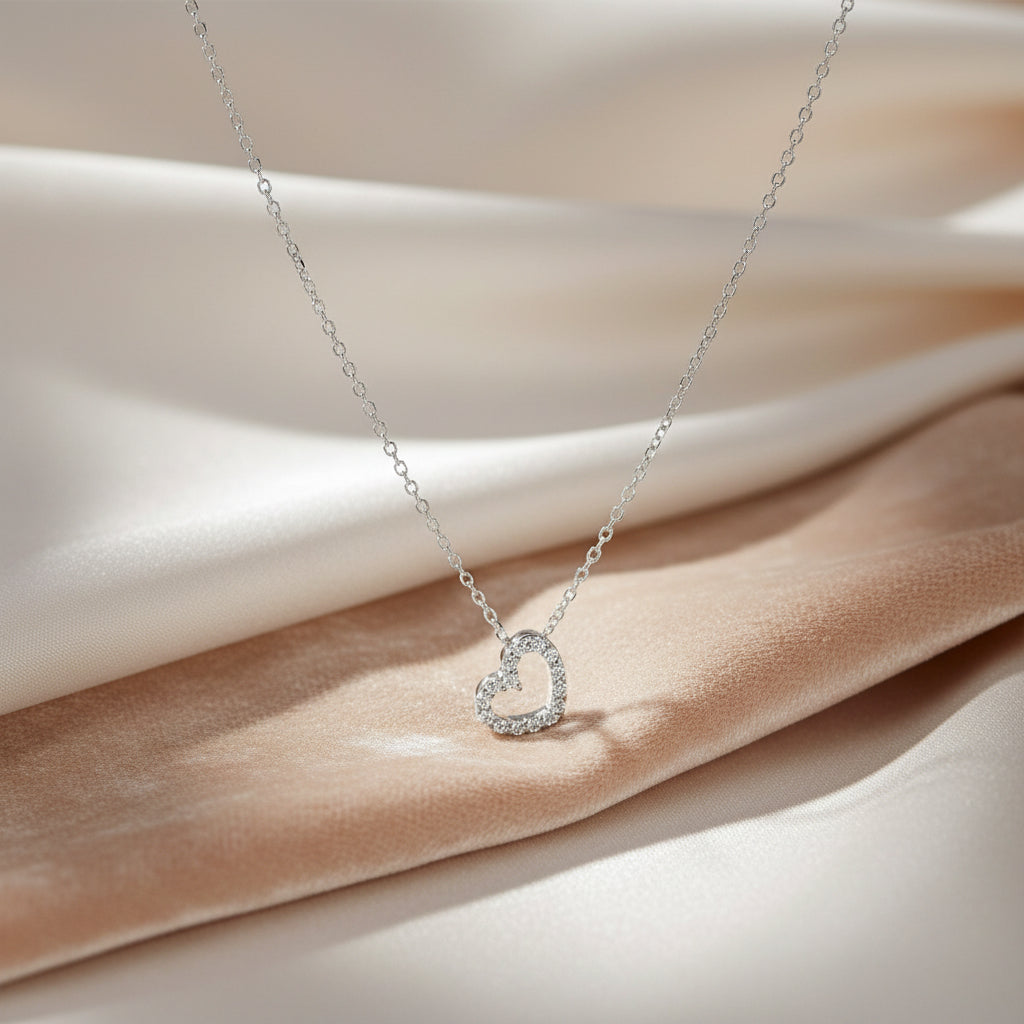 Kette aus Weißgold mit Herzanhänger und Zirkoniabesatz, frontal dargestellt.