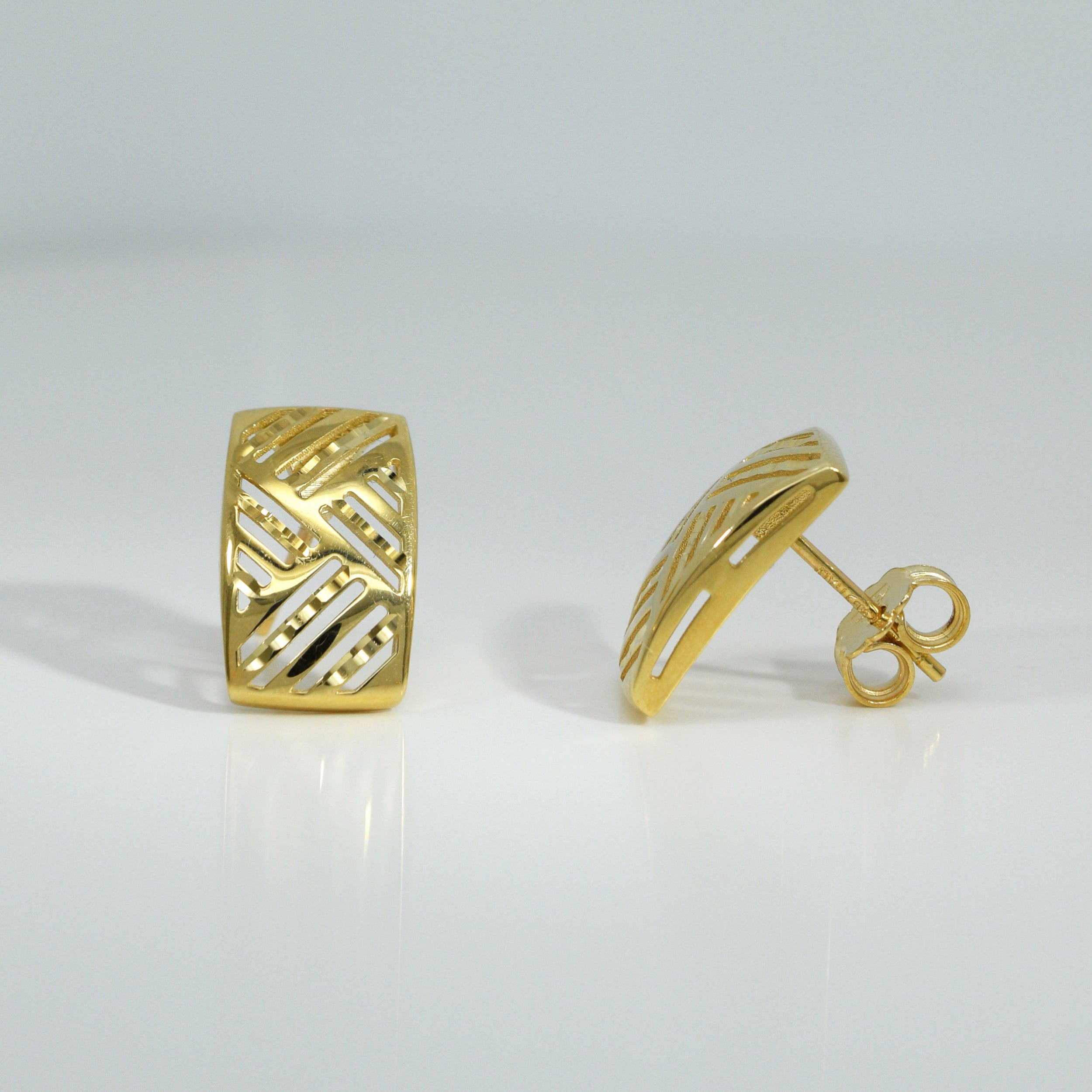 Brillantierte Gold-Ohrstecker mit geometrischem Muster in rechteckiger Form