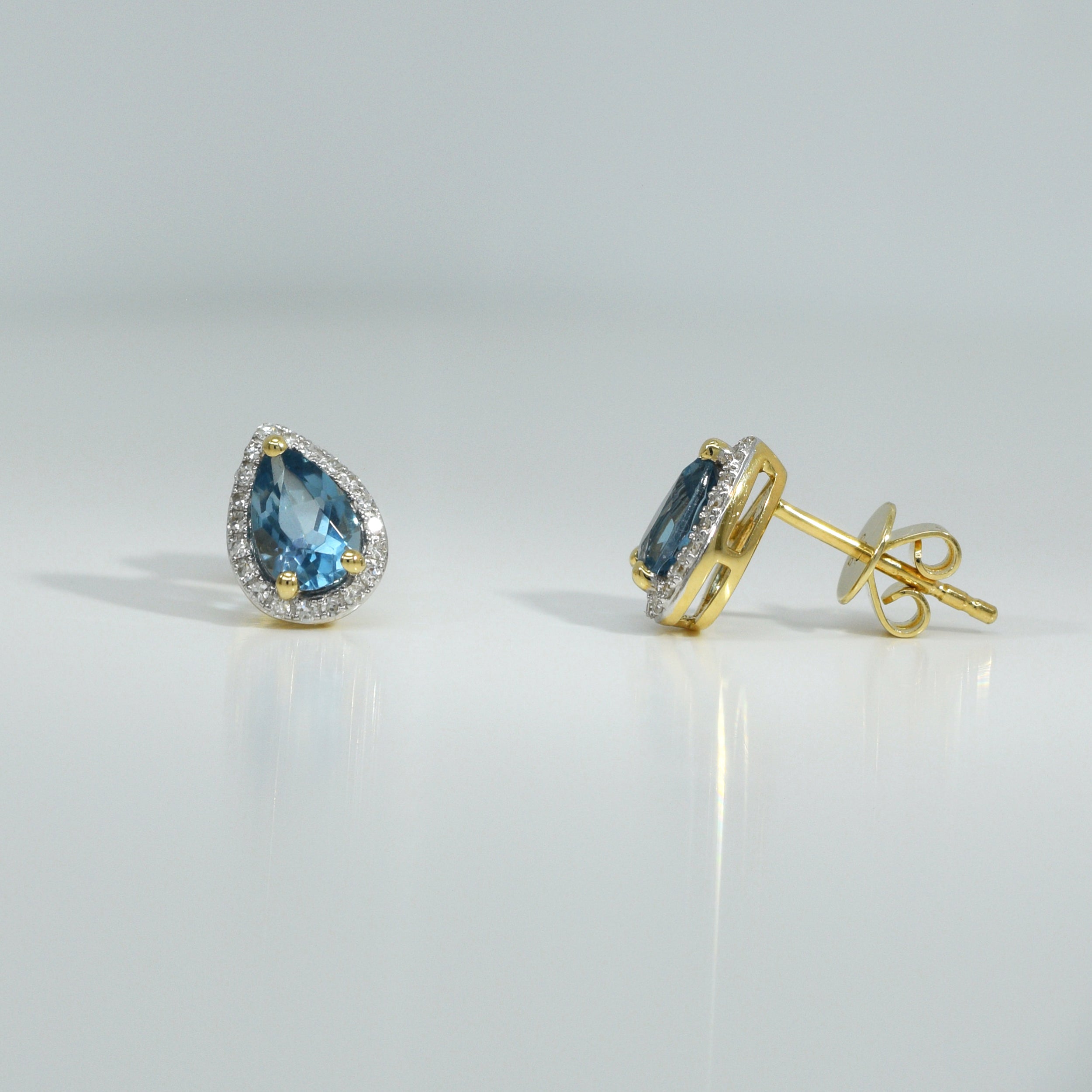 Ohrstecker mit London Blue Topas in Tropfenform und umlaufender Zirkonia-Fassung
