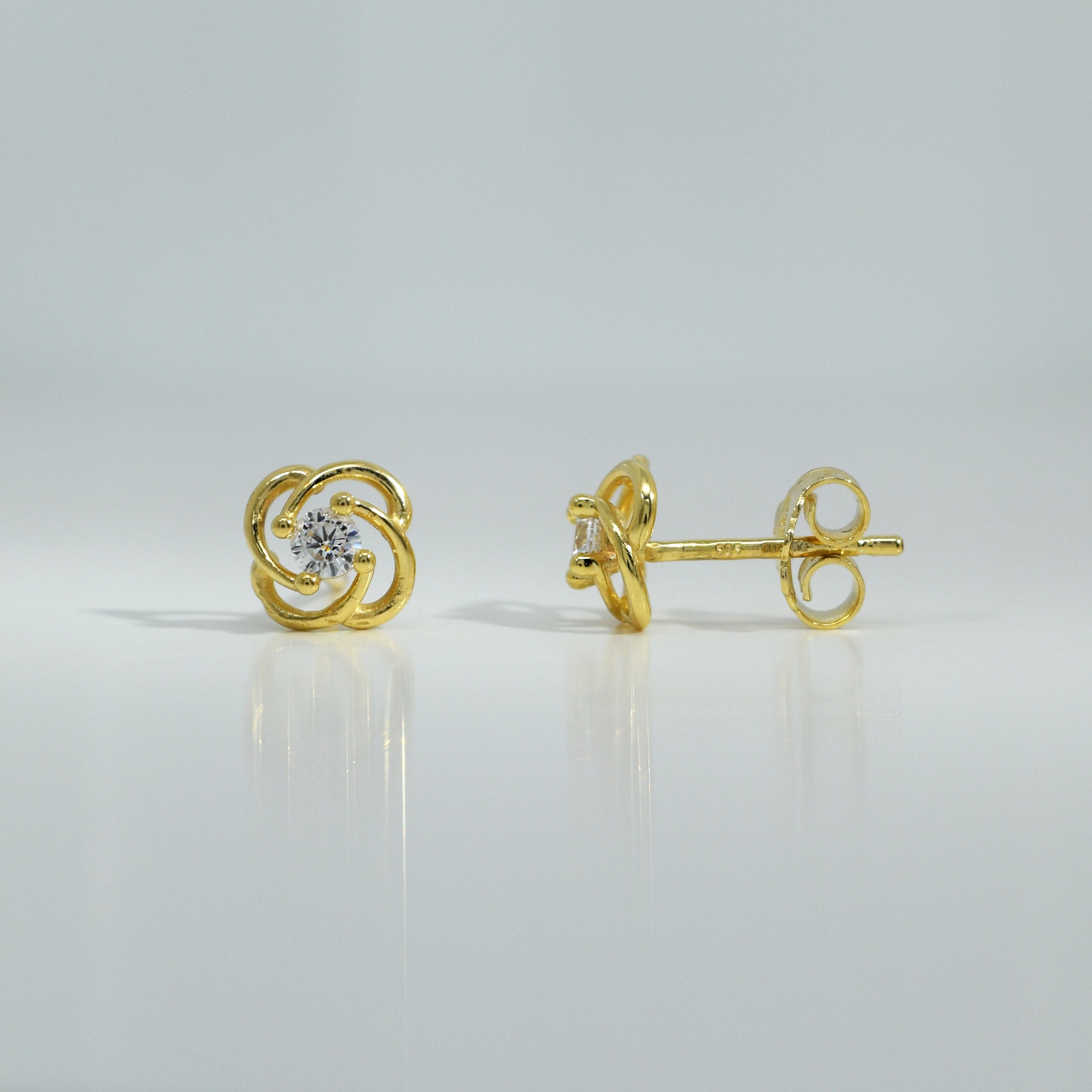 Gelbgoldene Ohrstecker in Knotenform mit zentralem Zirkonia

