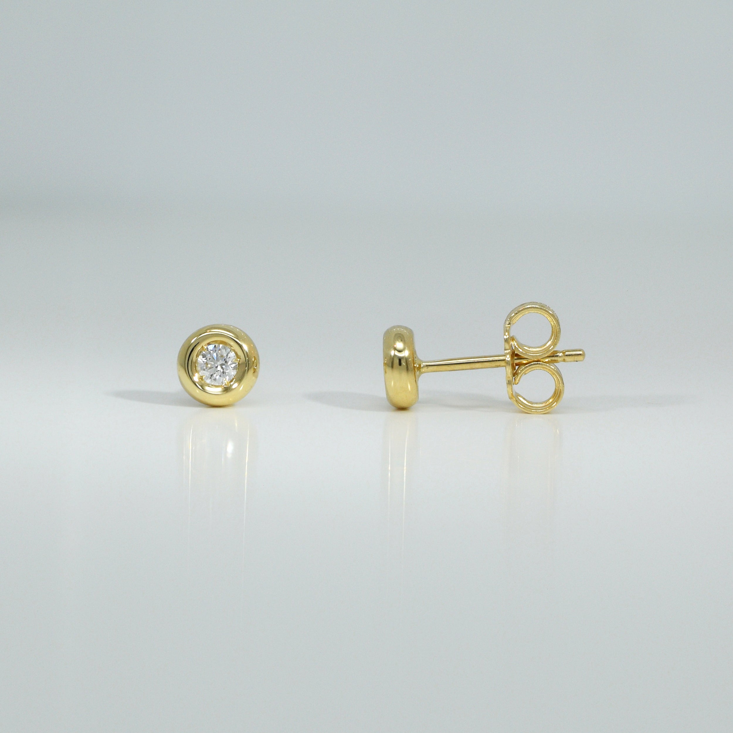 Ohrstecker aus Gold mit Zirkonia in Zargenfassung, Variante Gelbgold