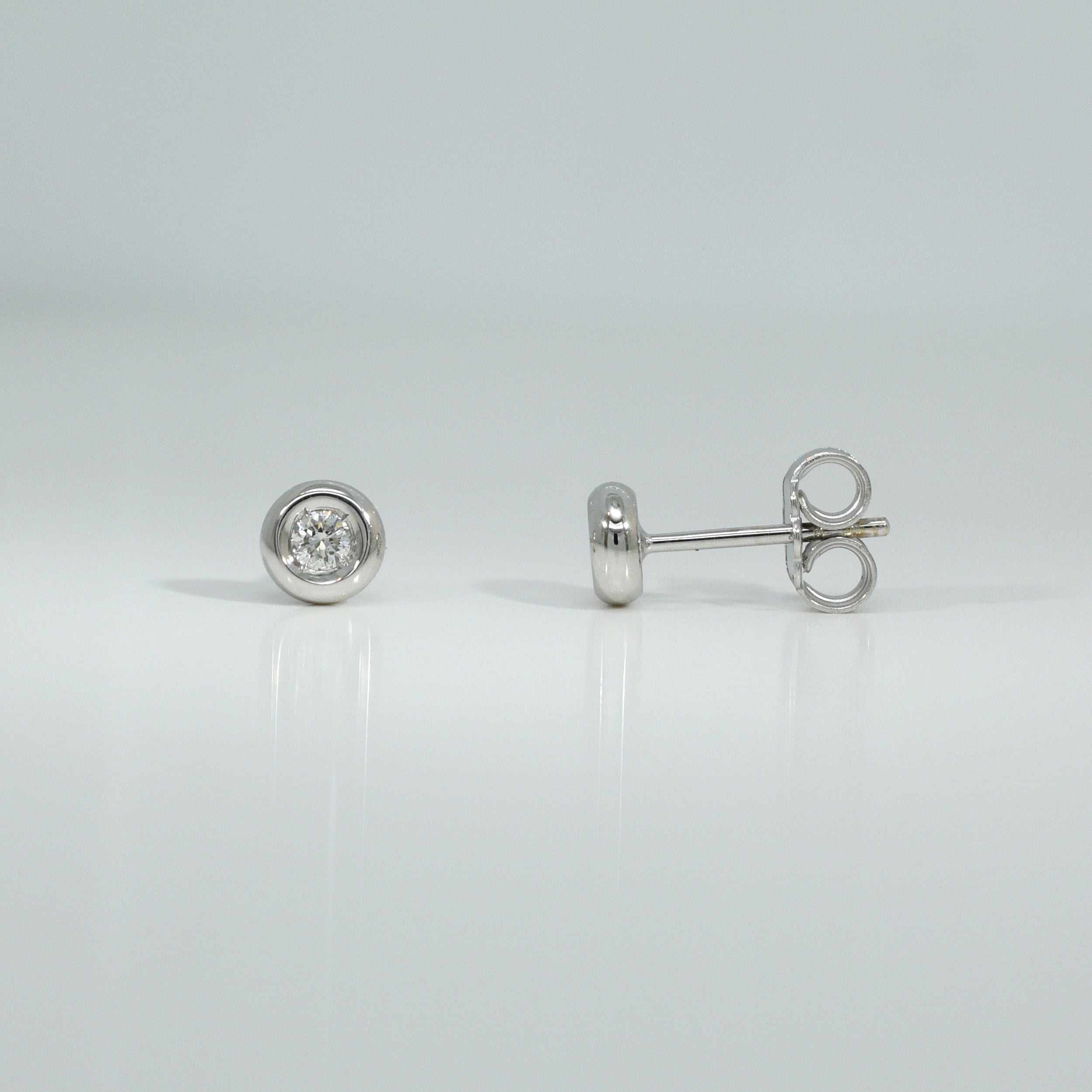 Ohrstecker aus Gold mit Zirkonia in Zargenfassung, Variante Weißgold