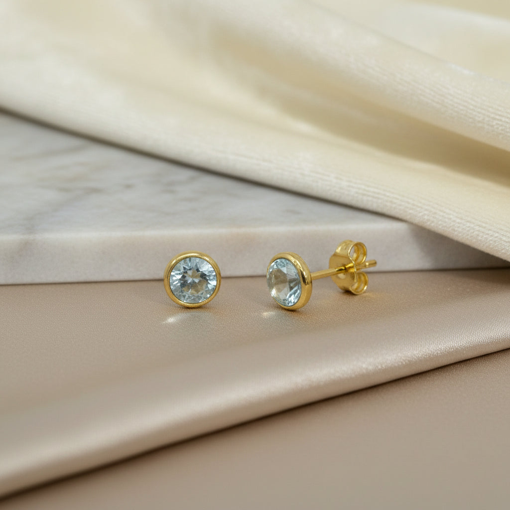 Ohrstecker mit rundem Cabochon-Topas in Zargenfassung aus Gelbgold

