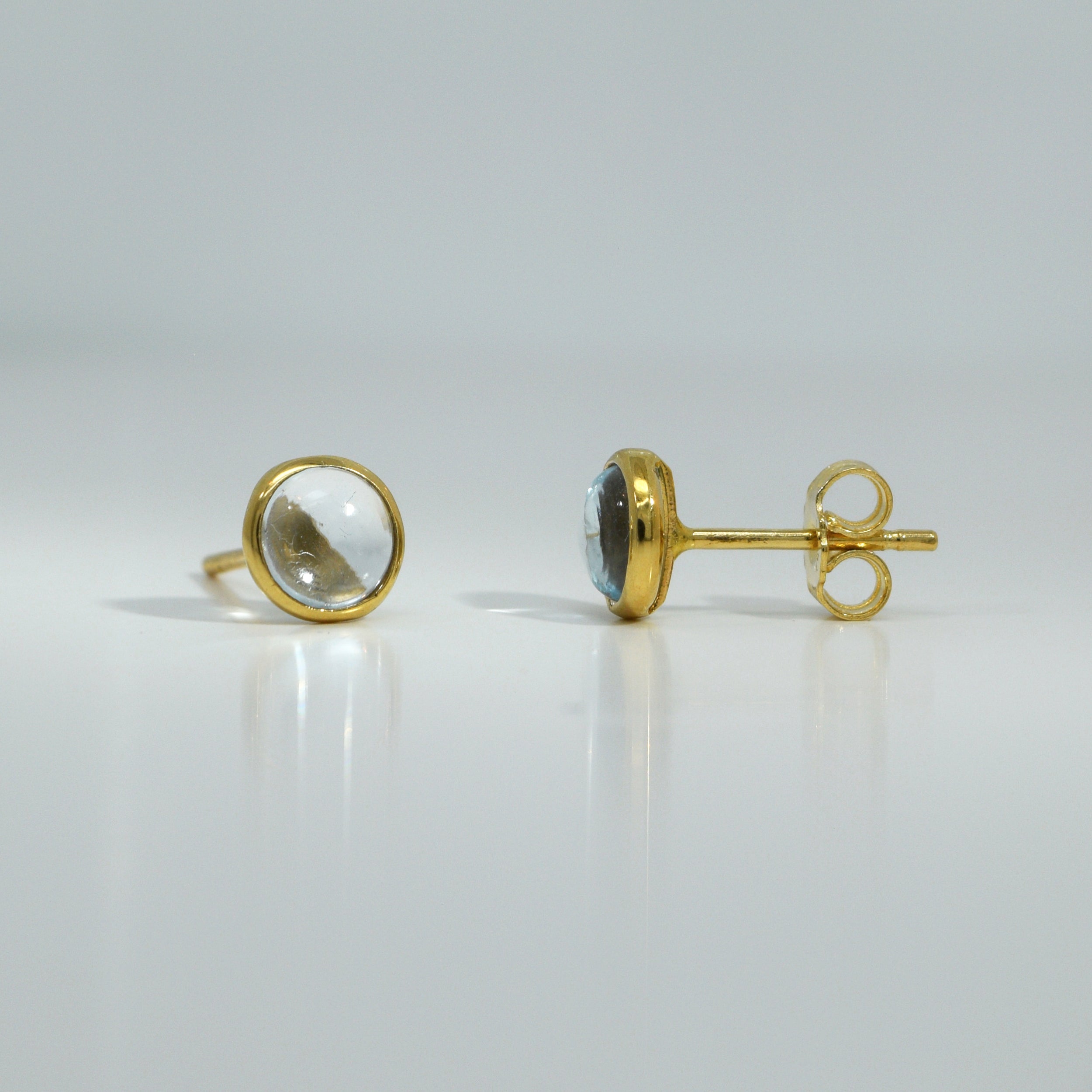 Ohrstecker mit rundem Cabochon-Topas in Zargenfassung aus Gelbgold

