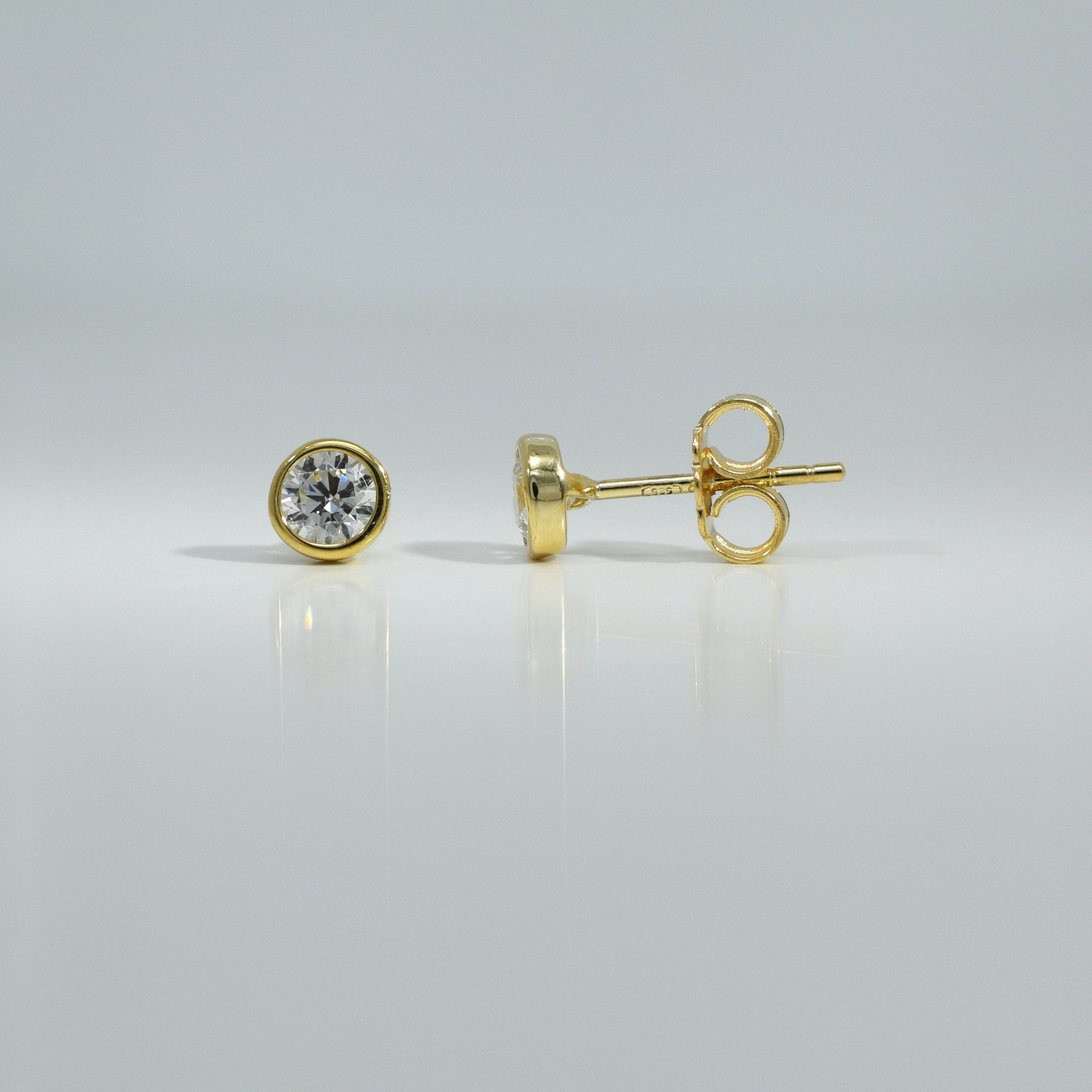 Ohrstecker aus 14 Karat Gelbgold mit rundem Zirkonia in Zargenfassung

