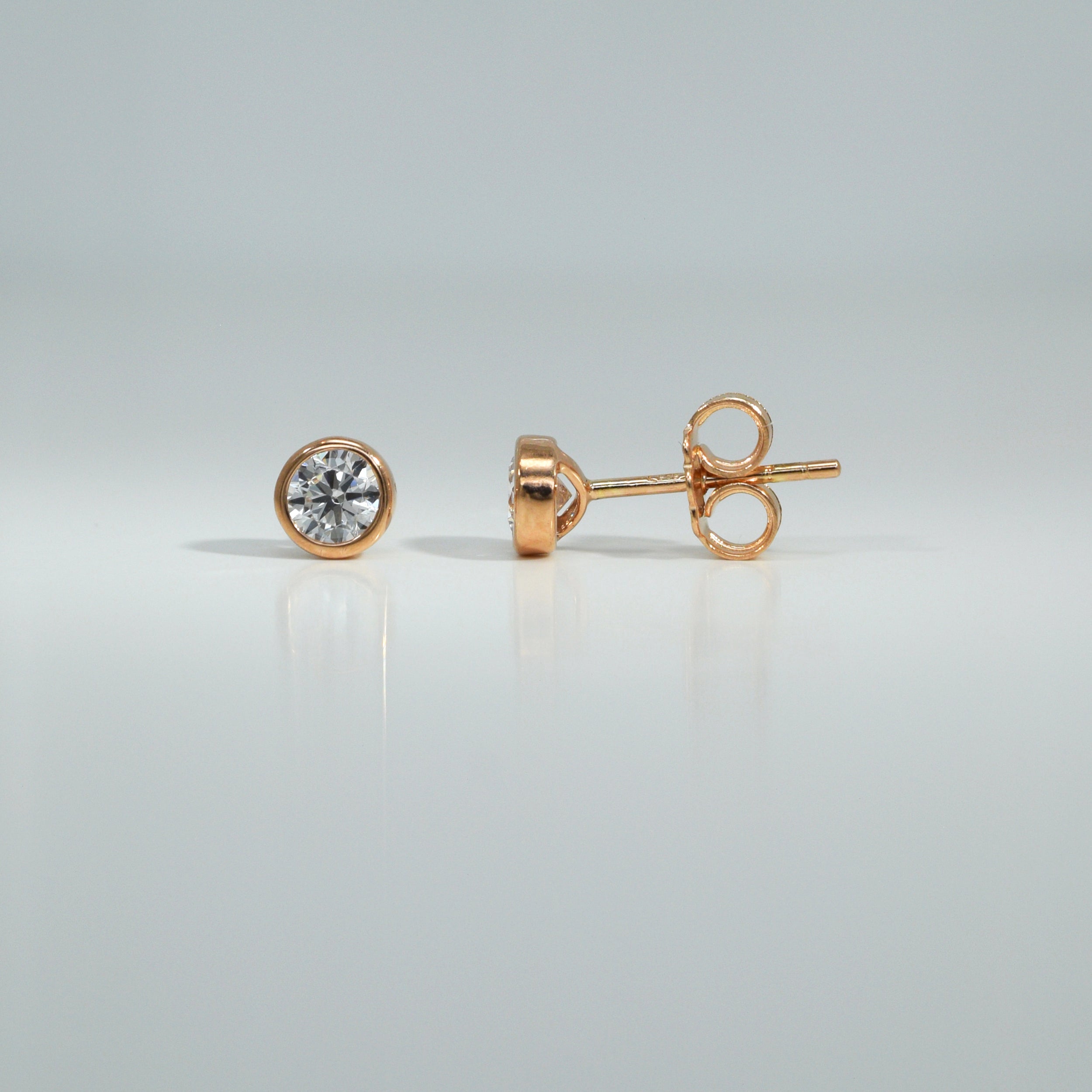 Ohrstecker aus 14 Karat Roségold mit rundem Zirkonia in Zargenfassung