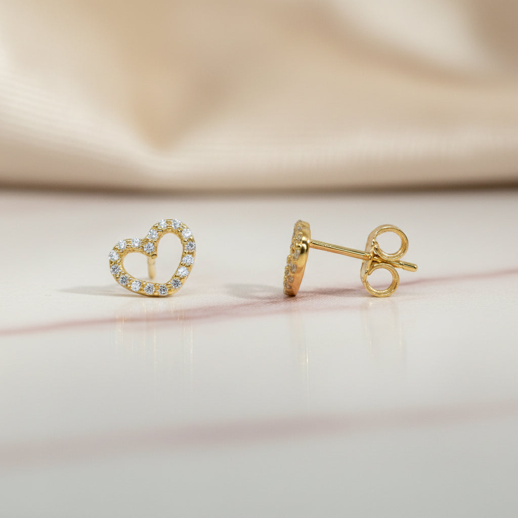Herzförmige Ohrstecker aus Gelbgold mit Zirkonia

