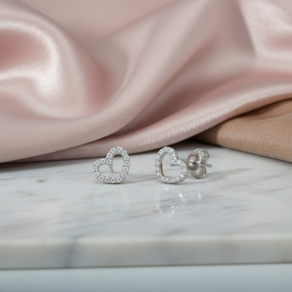 Herzförmige Ohrstecker aus Weissgold mit Zirkonia
