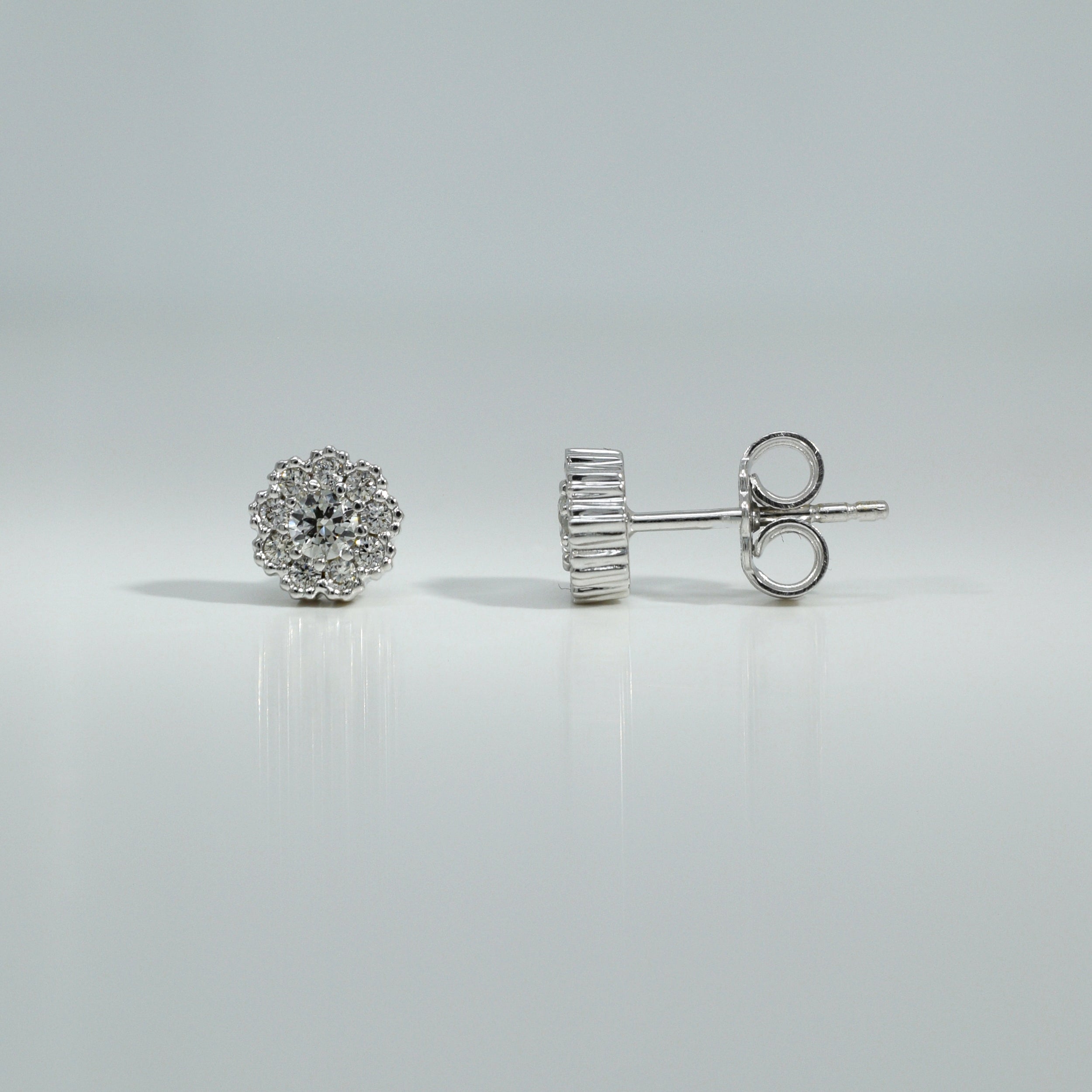 Ohrstecker in Blütenform aus Weißgold mit Zirkonia

