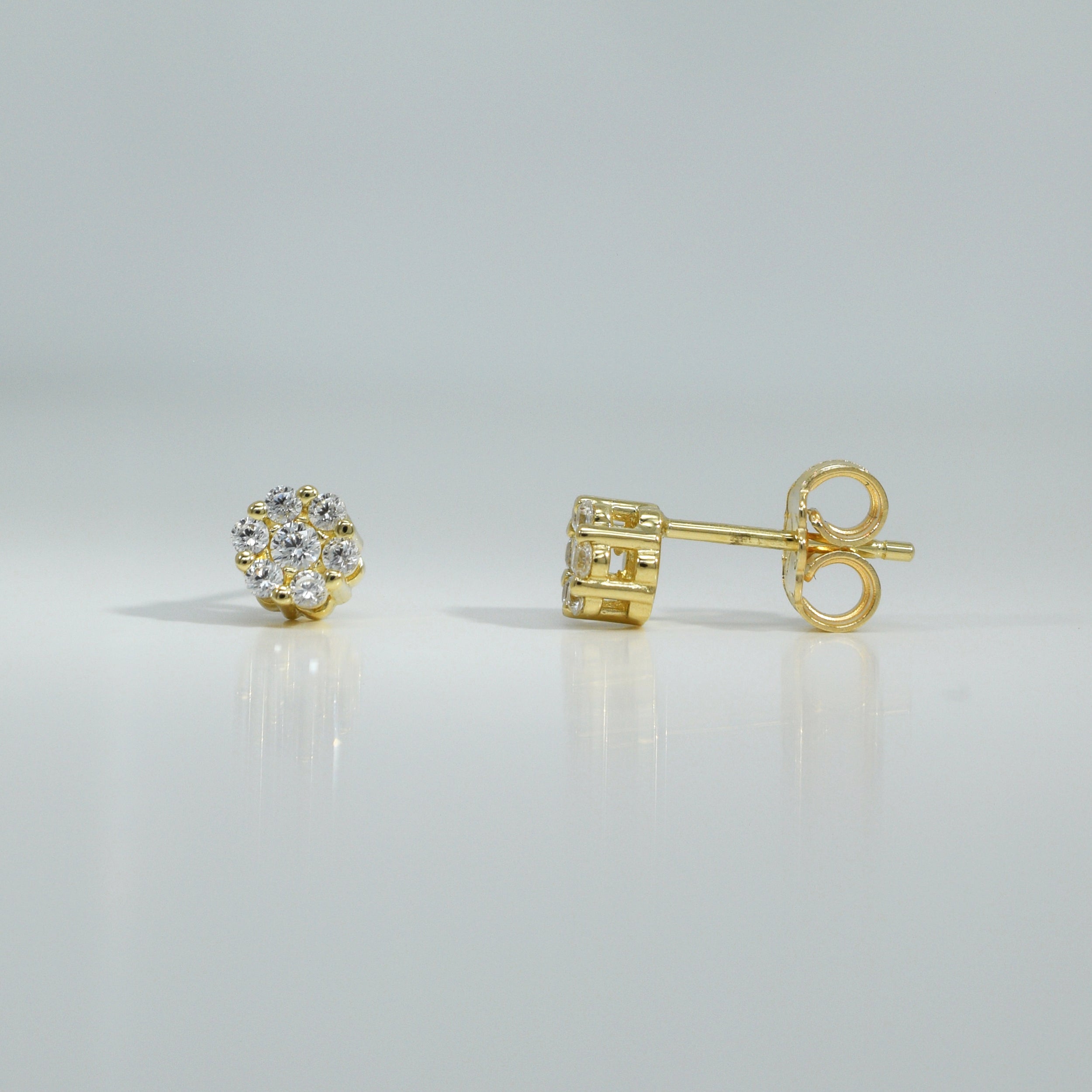 Ohrstecker aus Gelbgold mit einem runden Zirkonia-Stein, umgeben von einem doppelten Zirkonia-Halo

