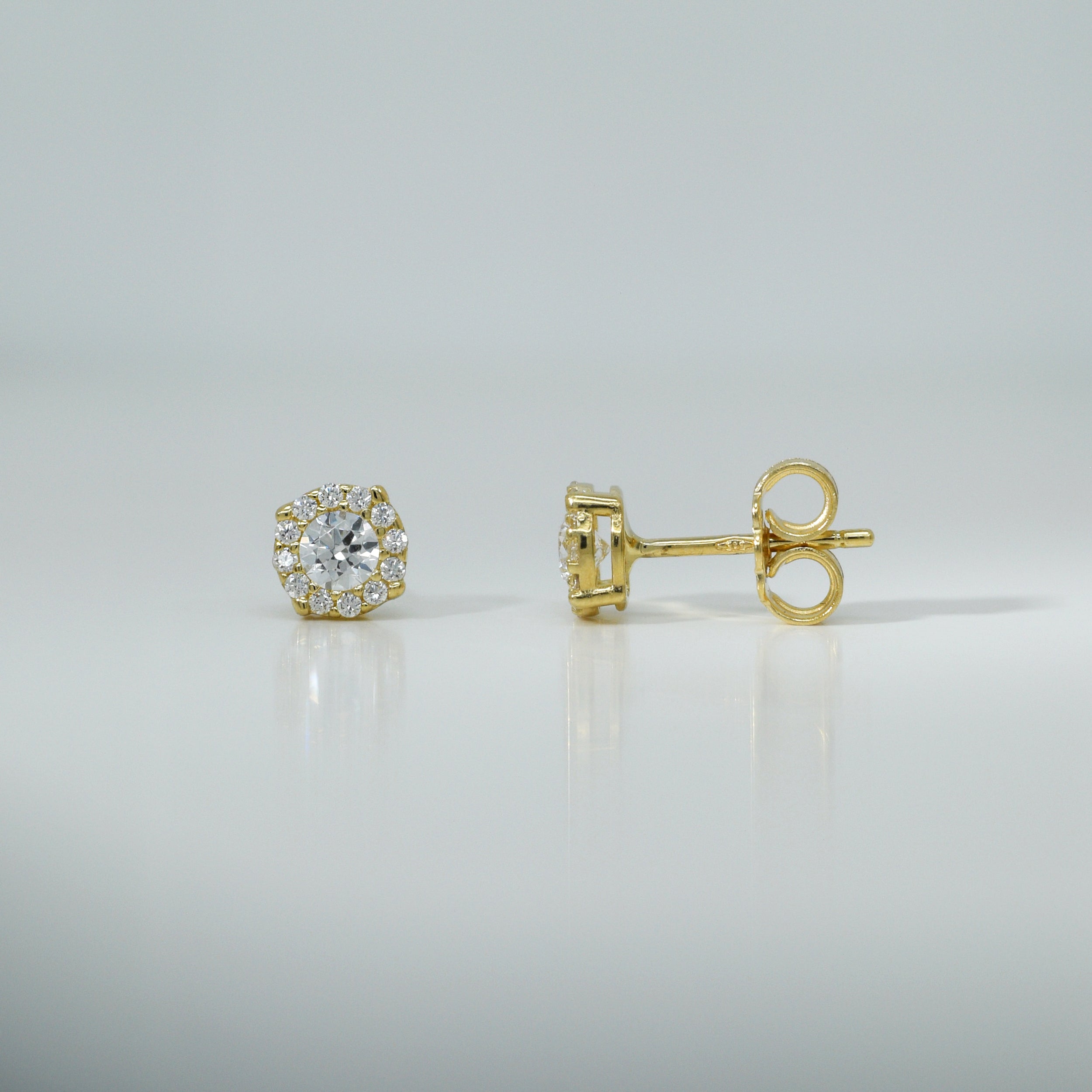 Ohrstecker aus Gold mit zentralem Zirkonia und umlaufender Halo-Fassung