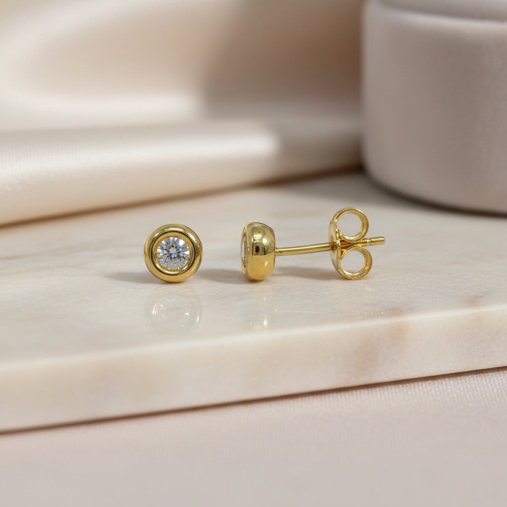 Ohrstecker mit rundem Zirkonia in Zargenfassung aus Gelbgold

