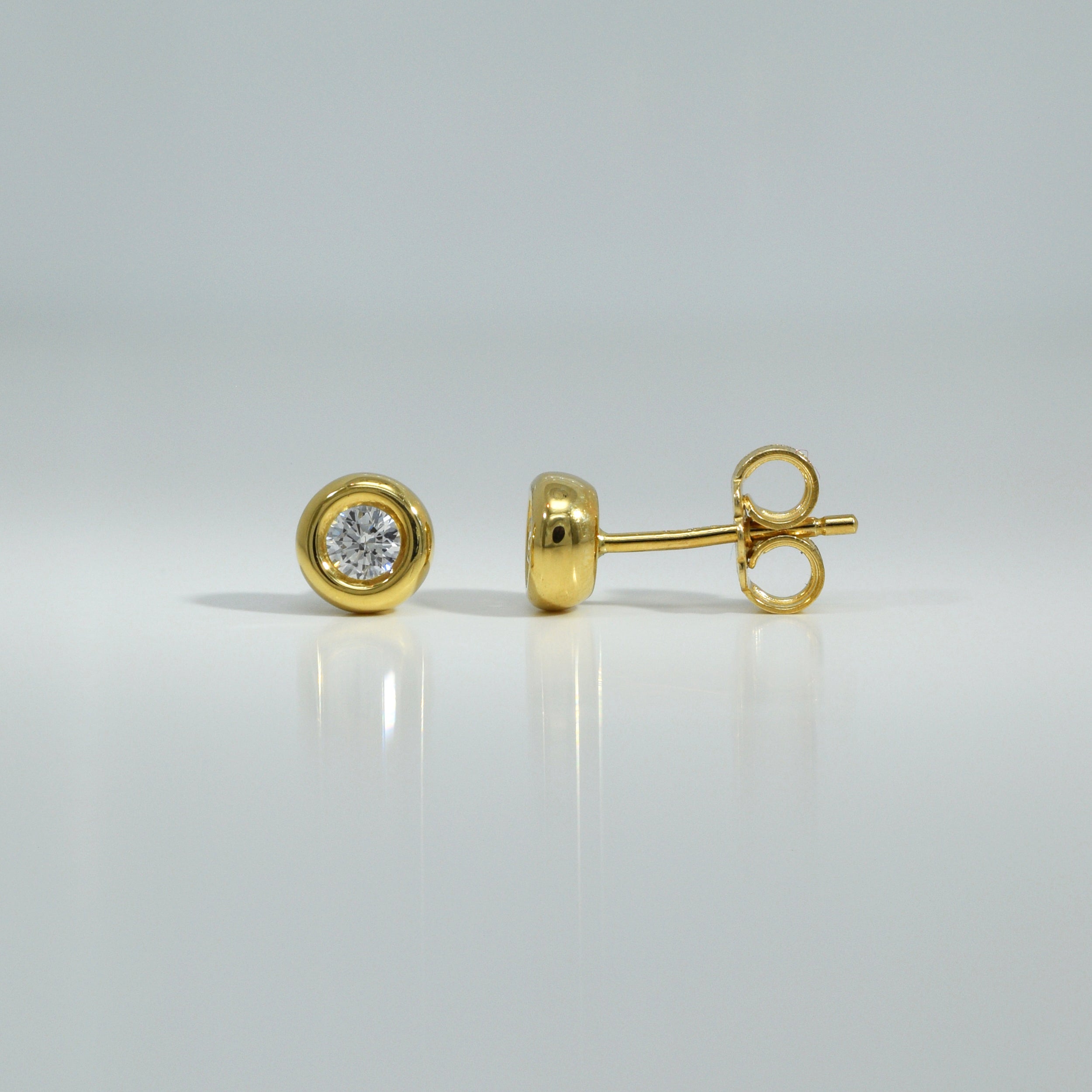 Ohrstecker mit rundem Zirkonia in Zargenfassung aus Gelbgold

