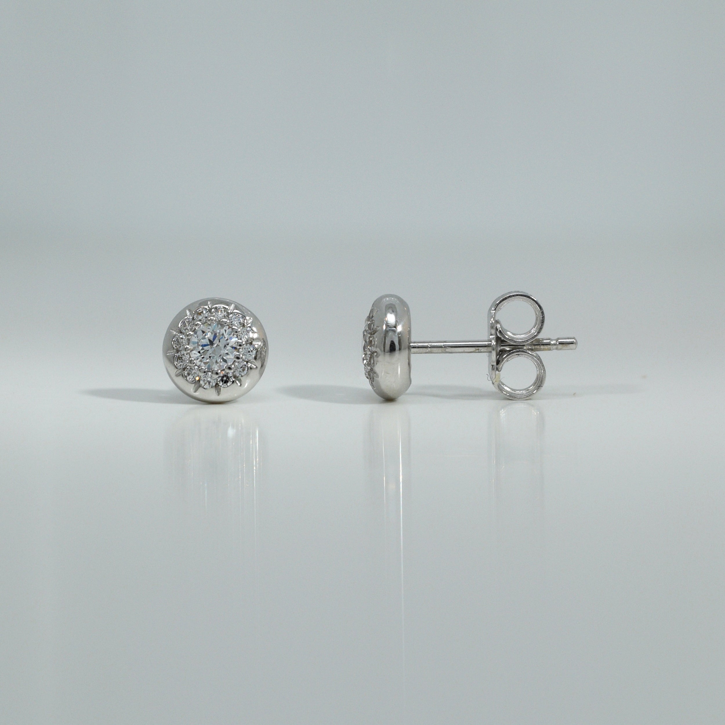 Runde Ohrstecker aus Weißgold mit Zirkonia in Pavéfassung

