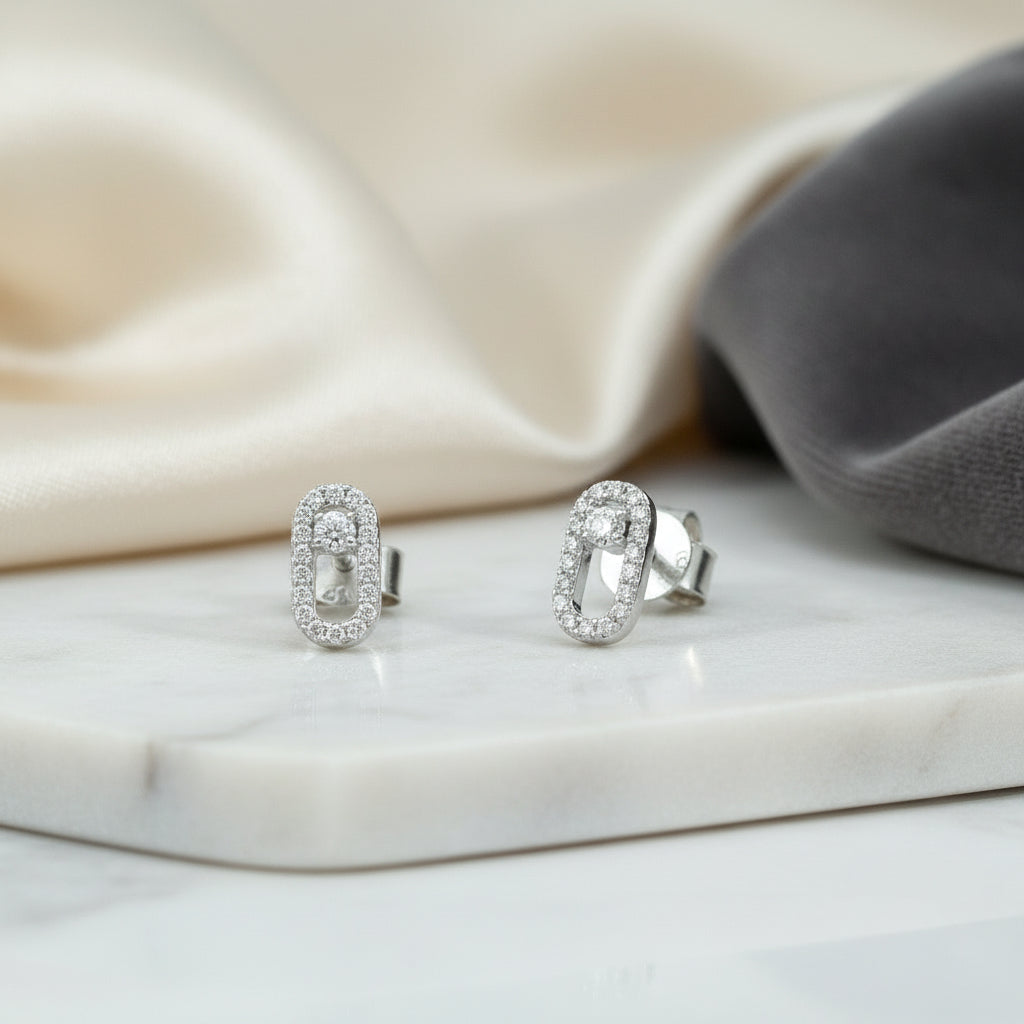 Ohrstecker aus Weißgold im länglichen Pavé-Design, besetzt mit strahlenden Brillanten (zusammen 0,18 ct), in zwei Ansichten arrangiert.

