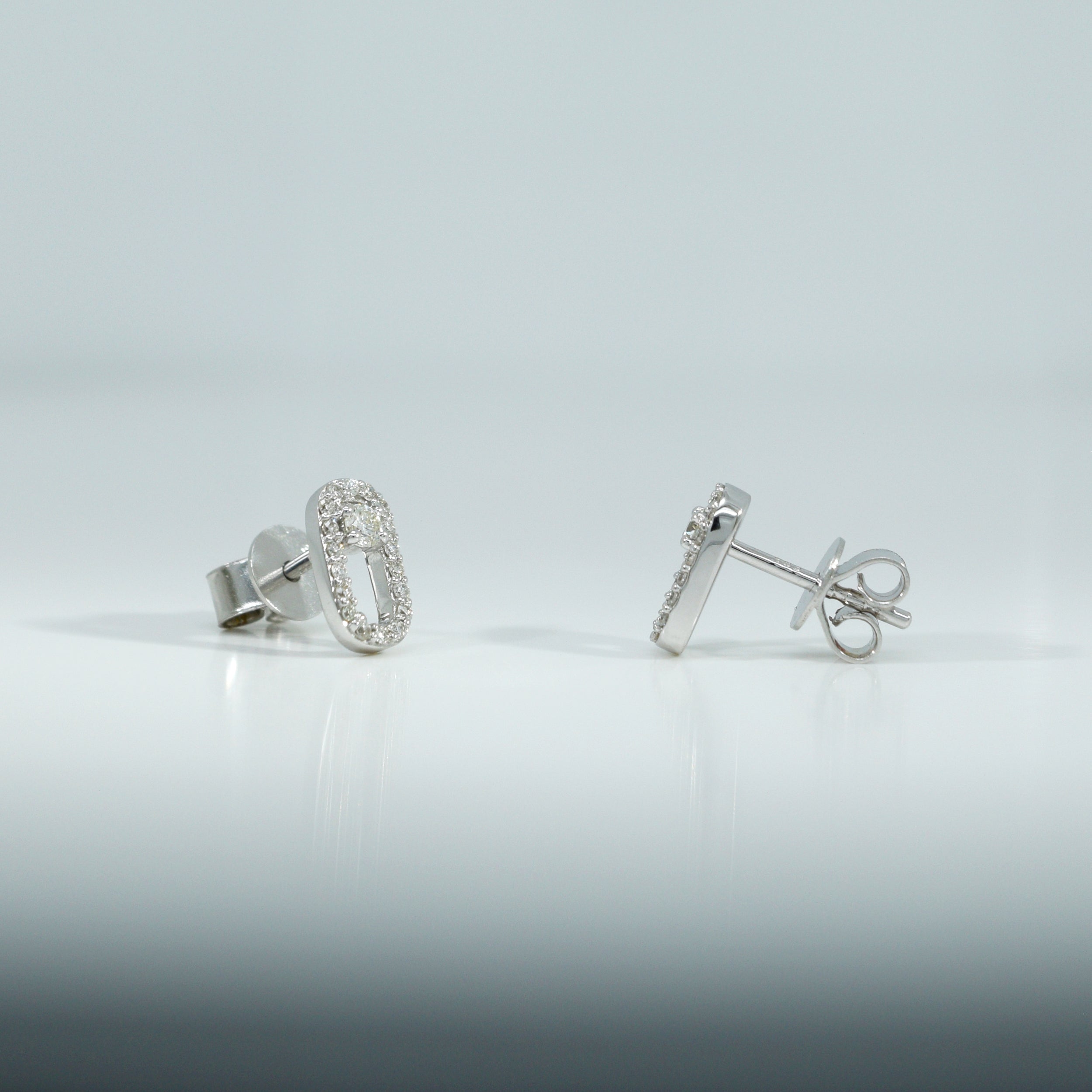 Ohrstecker aus Weißgold im länglichen Pavé-Design, besetzt mit strahlenden Brillanten (zusammen 0,18 ct), in zwei Ansichten arrangiert.

