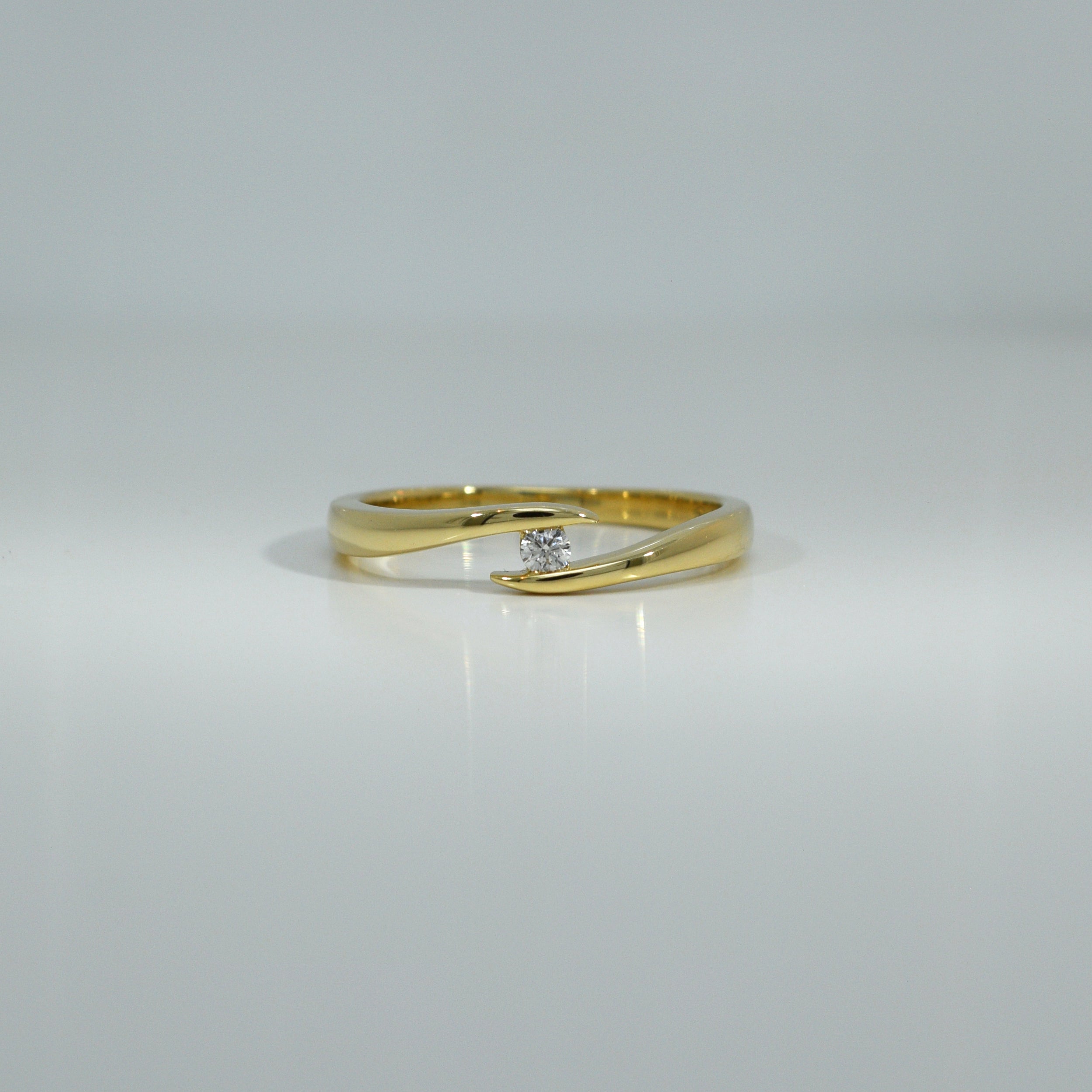 Gelbgoldener Ring mit 0,05 ct Brillant in moderner Fassung – Frontansicht

