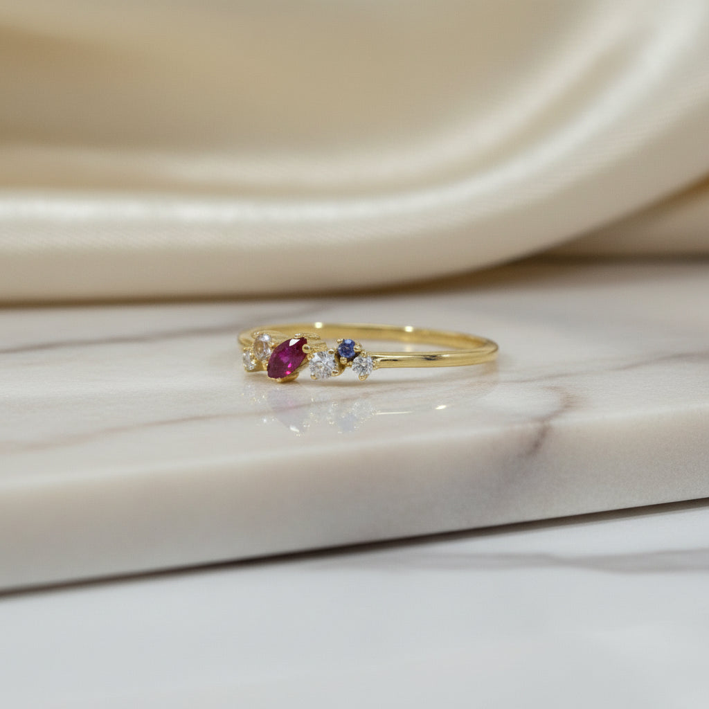 Zarter Goldring mit bunten Zirkonia-Steinen in Krappenfassung

