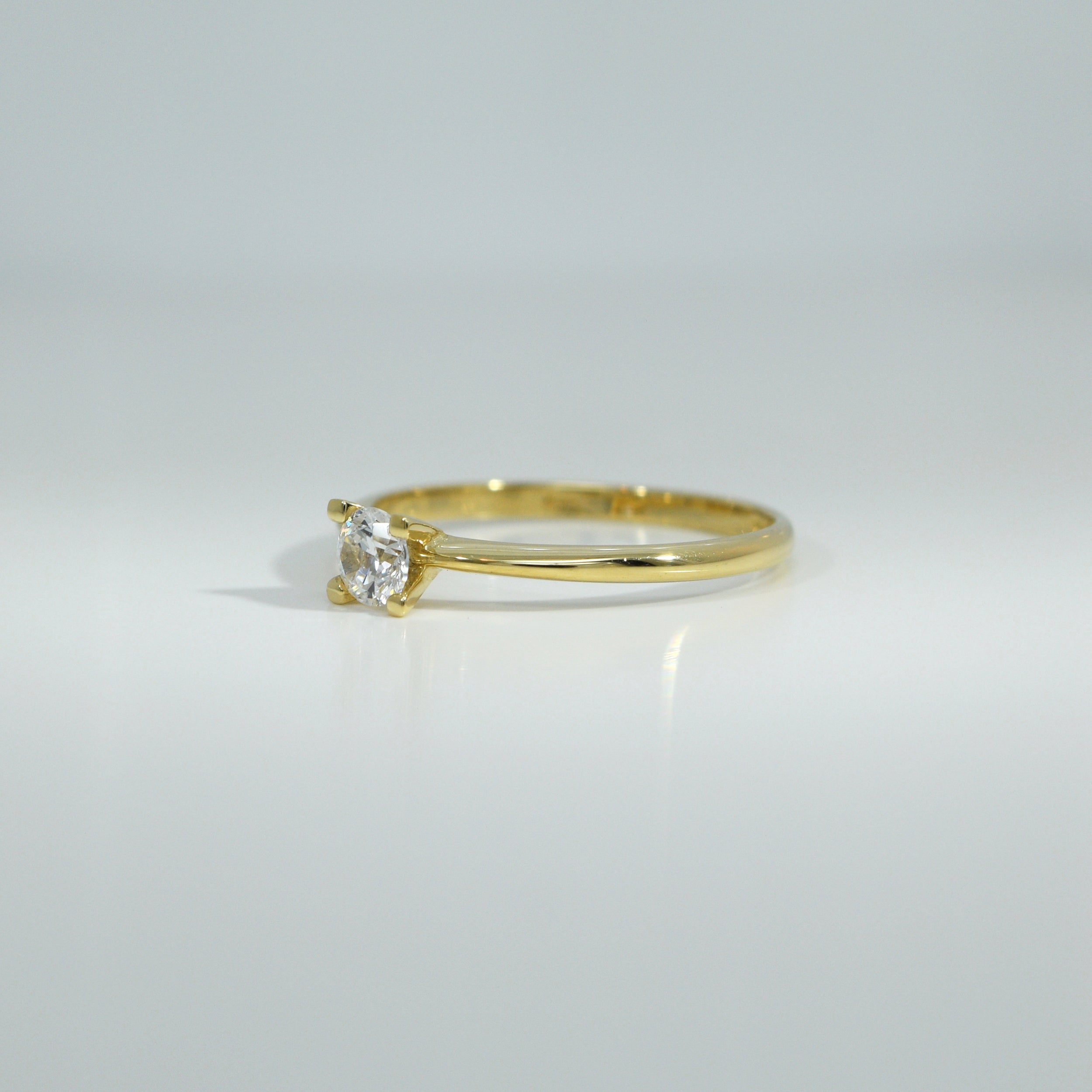 Zirkonia-Ring in 14 K Gelbgold mit schlanker Ringschiene, Seitenansicht