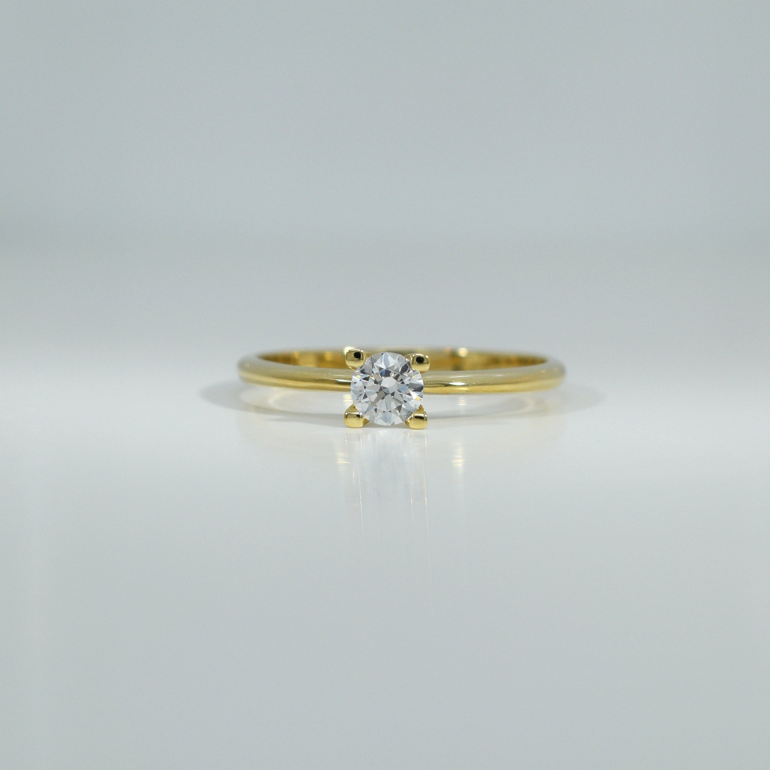 Zirkonia-Ring in 14 K Gelbgold mit Vierer-Krappenfassung, Frontalansicht