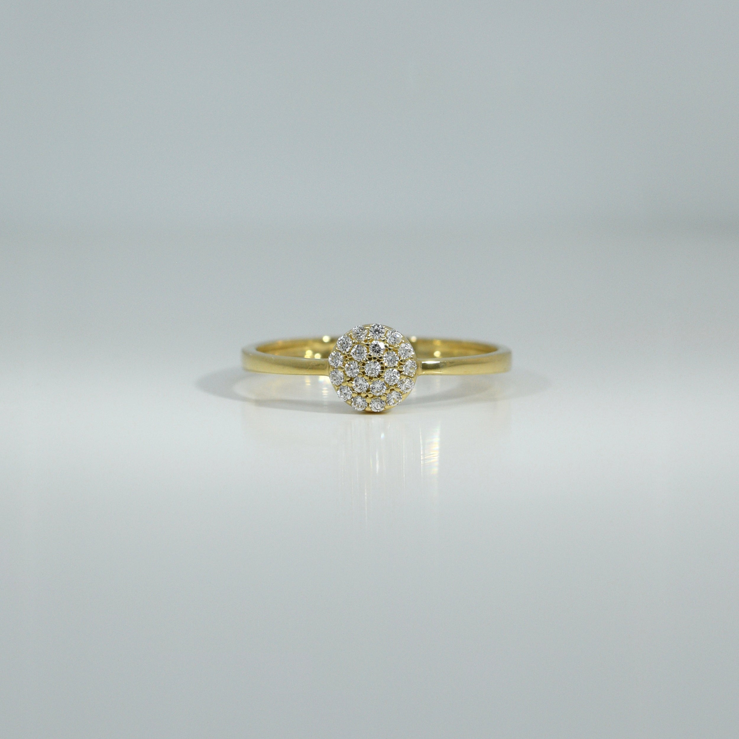 Gelbgoldring mit rundem Zirkonia-Pavé, Frontalansicht

