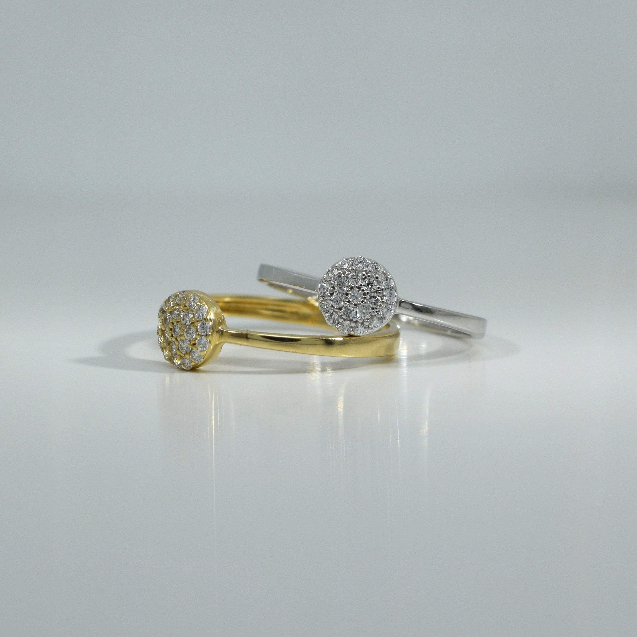 Kombibild von zwei Ringen in Gelbgold und Weißgold mit rundem Zirkonia-Pavé

