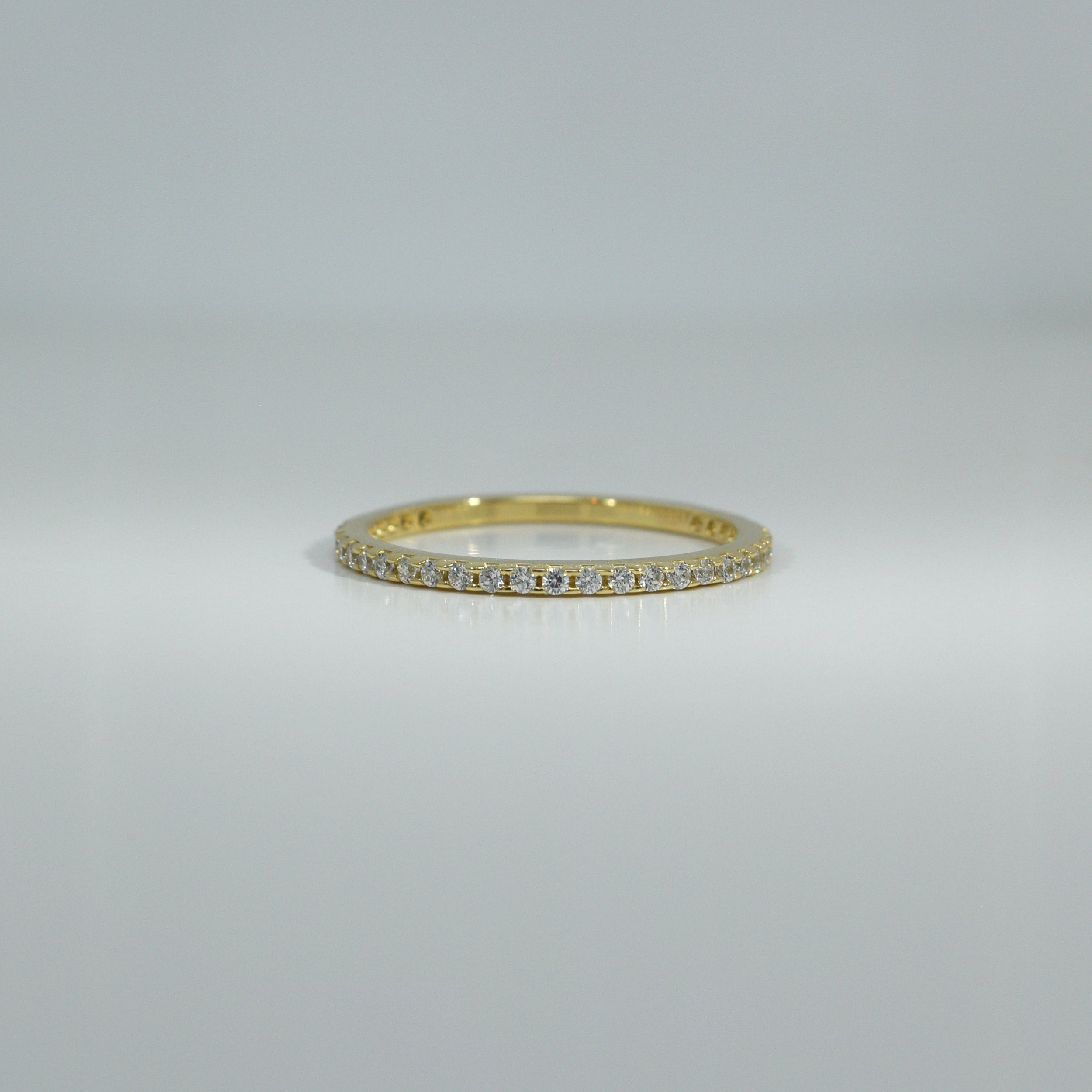 Ring aus Gelbgold mit umlaufenden Zirkonia