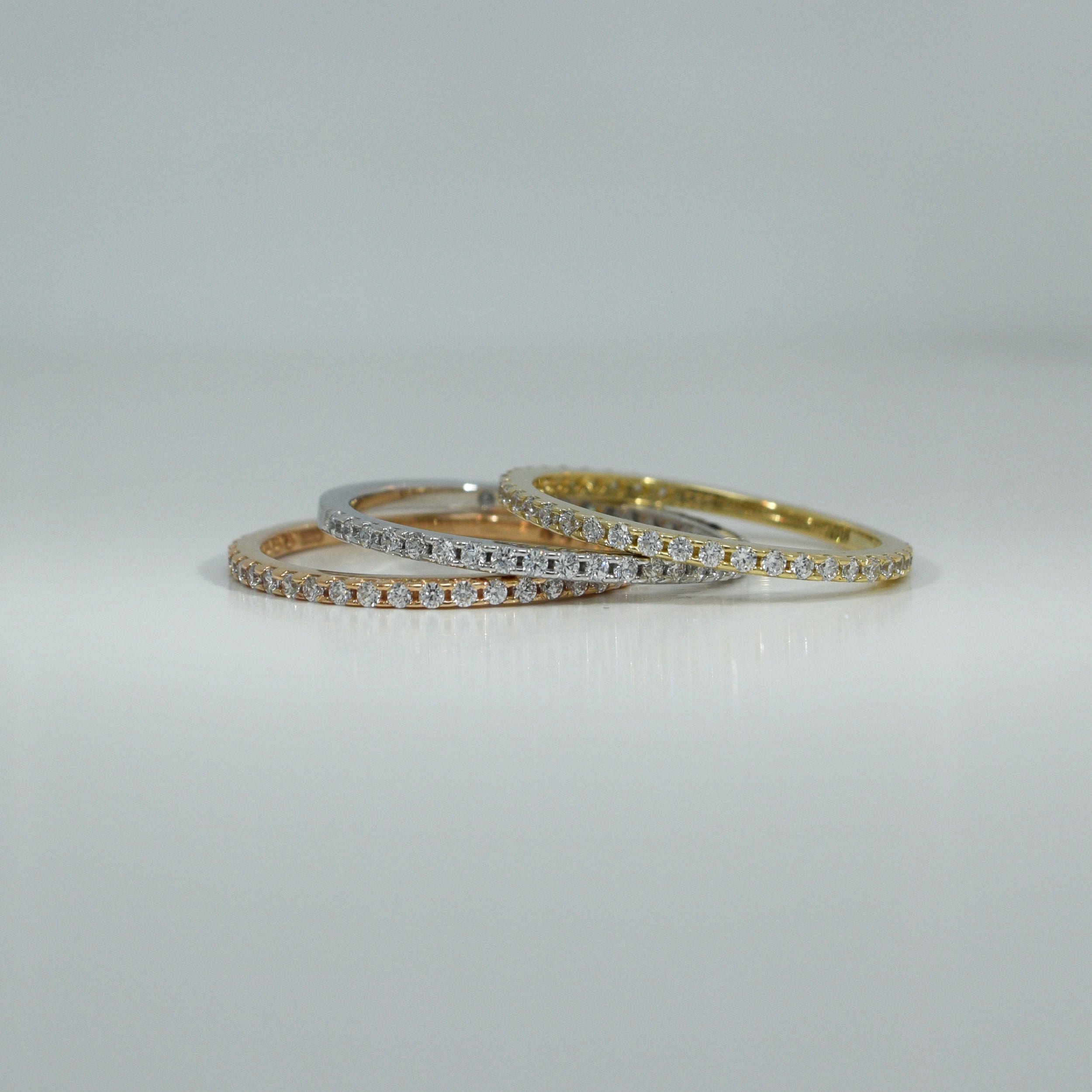 Drei Ringe in Gelbgold, Weißgold und Roségold mit umlaufenden Zirkonia