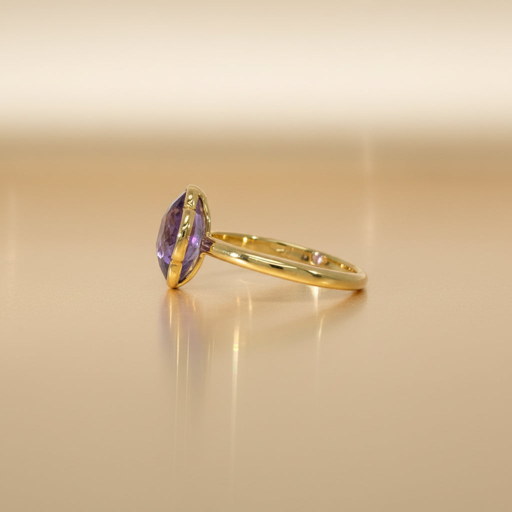 Profilansicht des Gelbgoldrings R42x mit erhöht gefasstem, vierpassförmigem Amethyst und schmaler Ringschiene.