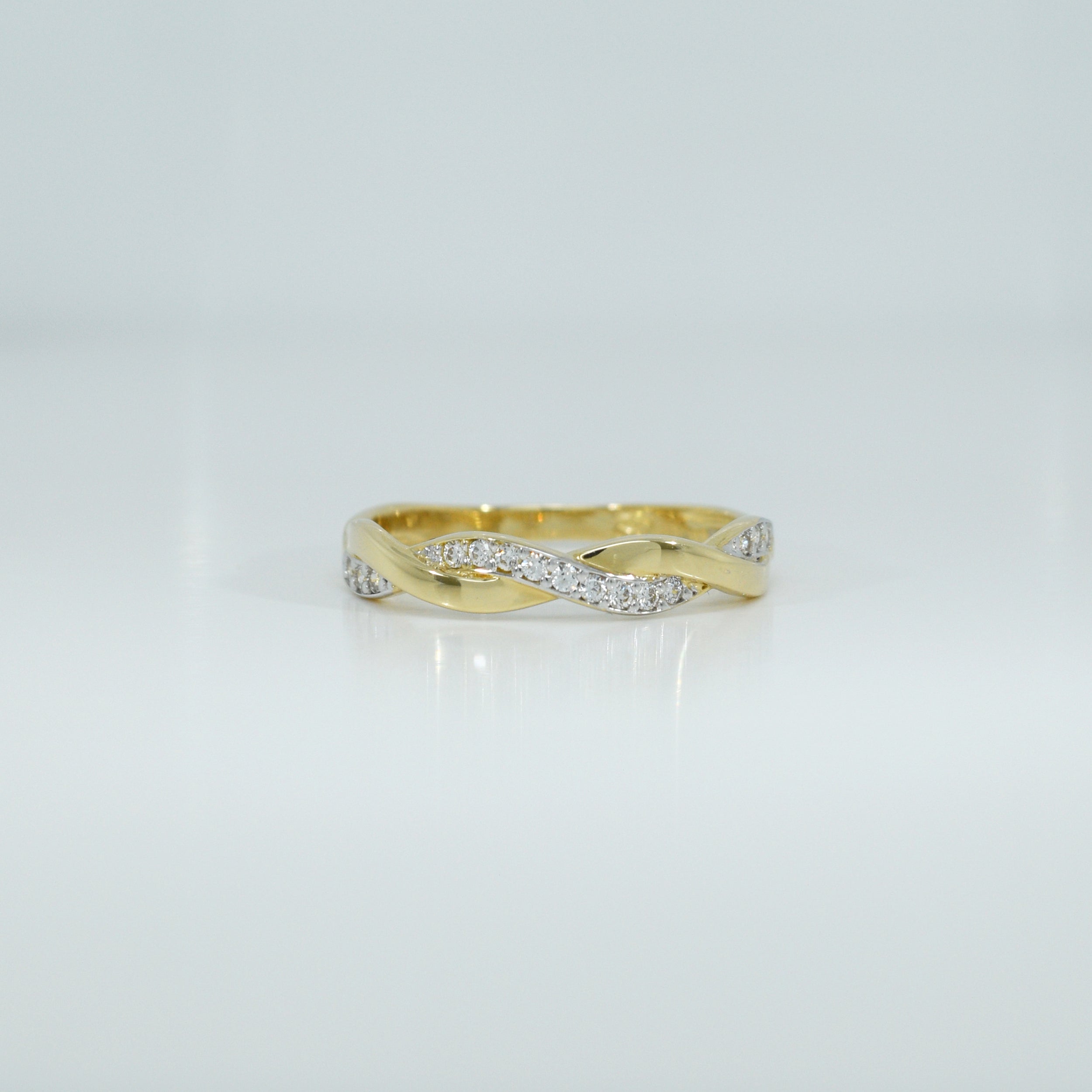 Ring aus Gelbgold, Modell RZ2, mit geflochtenem Design und funkelnden Zirkonia, Frontalansicht.

